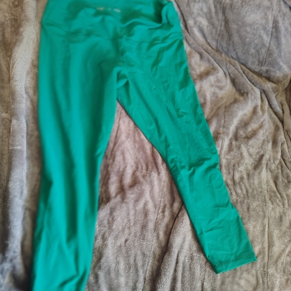 Old Navy Black and Green Women's Sports Bra and Leggings Set - Picture 4 of 4